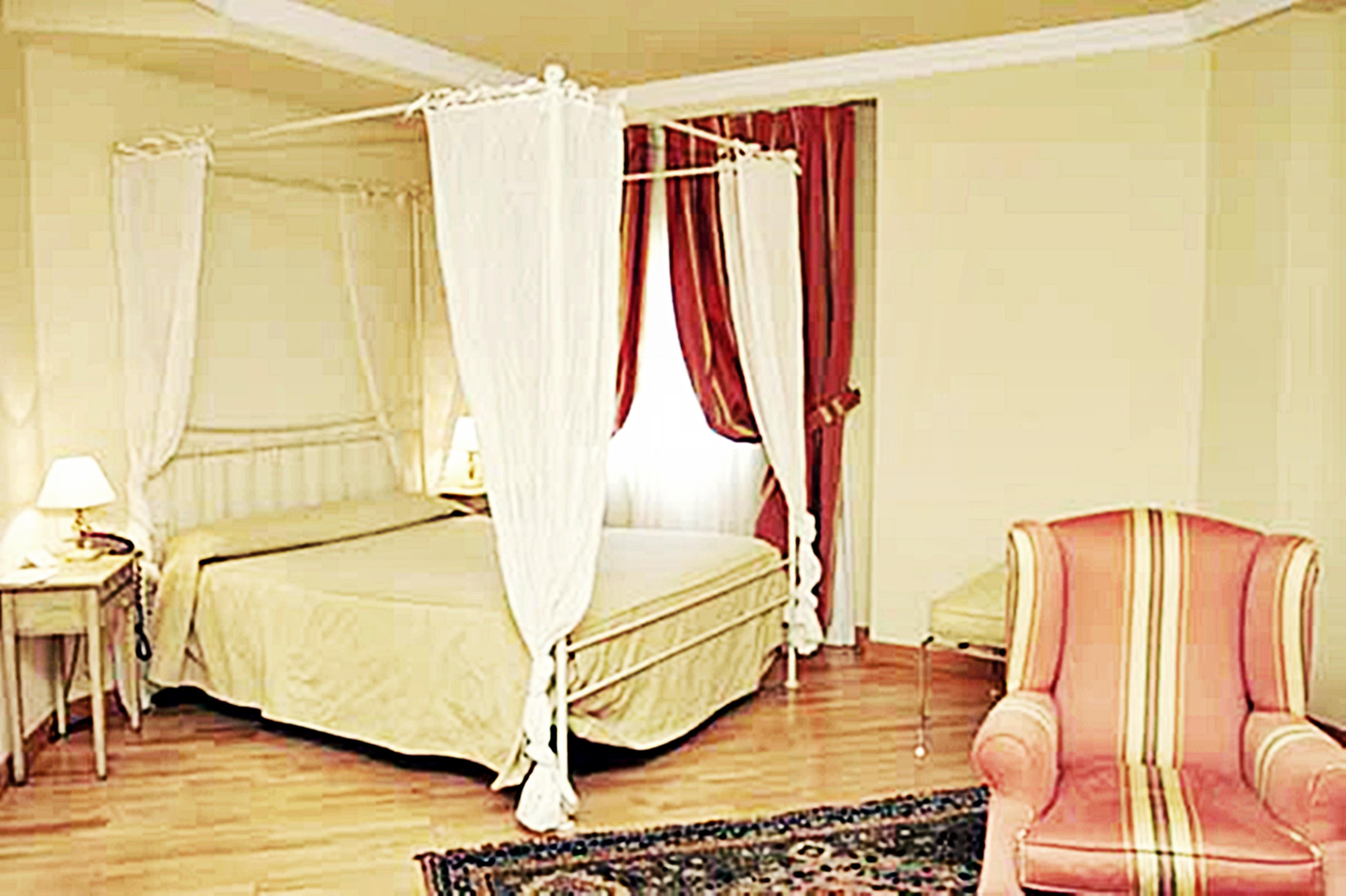Silken De La Guardia
